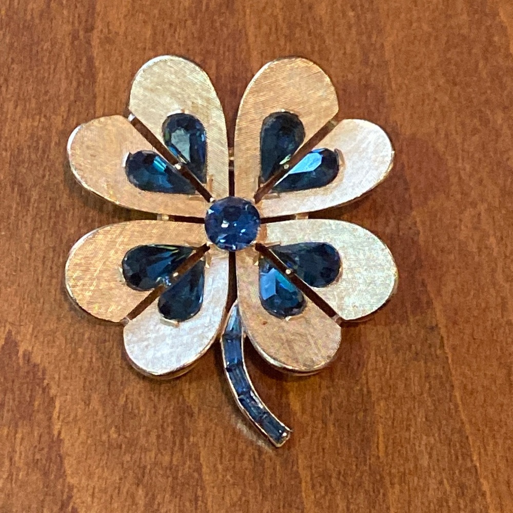 Beautiful  gold tone Crown TRIFARI 4-leaf clover pin w sapphire blue rhinestones